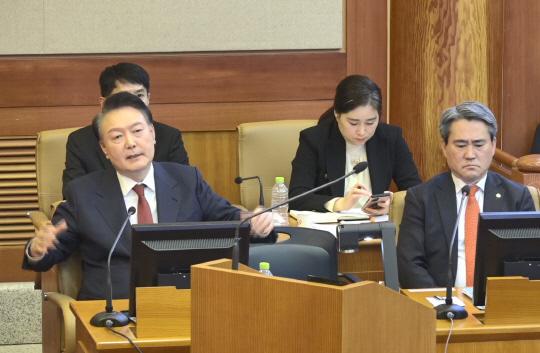 윤석열 대통령이 4일 서울 종로구 헌법재판소에서 열린 본인의 탄핵심판 5차 변론에 피청구인으로 출석해 진술하고 있다. [헌법재판소 제공]